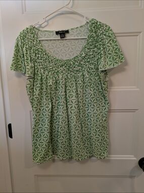 🔴 3/$15  Style & Co. Green Patterned Smocked Scoop Neck Top